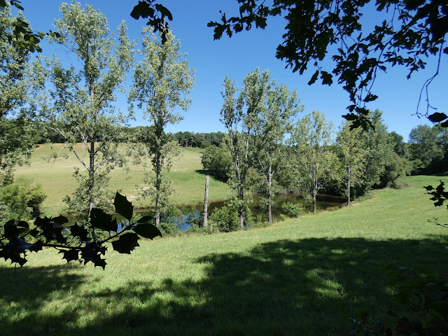En montant vers Connac on longe un minuscule plan d'eau.