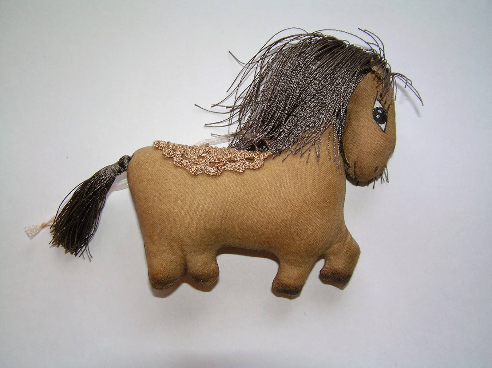 Расписная лошадка. Чердачные лошадки игрушки. Кофейные лошадки фото с выкройками. Кофейные лошадки фото с выкройками. Кофейная лошадь.