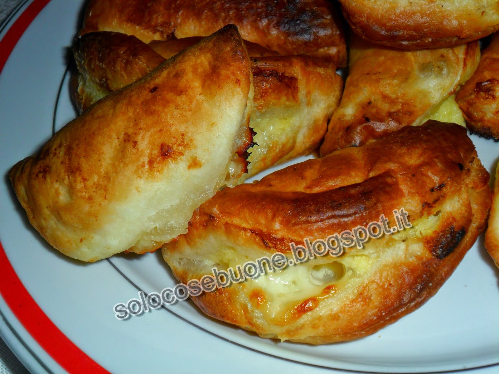 panzerotti di sfoglia con ripieno di patate e formaggio