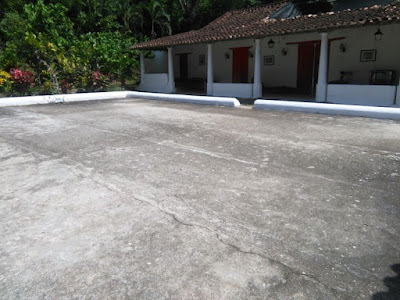 Patio de cemento para secar cacao. Patio de secado de cemento en la Hacienda La Isleta, en Choroní, Venezuela.