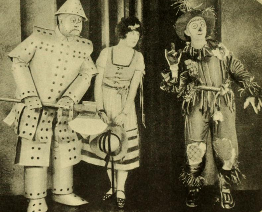 Oliver Hardy, Dorothy Dwan, Larry Semon in "The Wizard of Oz"