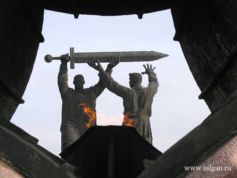 Монумент "Тыл-фронту". Город Магнитогорск. Челябинская область
