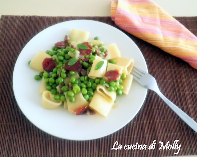 La cucina di Molly: MEZZE MANICHE CON PISELLI E SALSICCIA PICCANTE