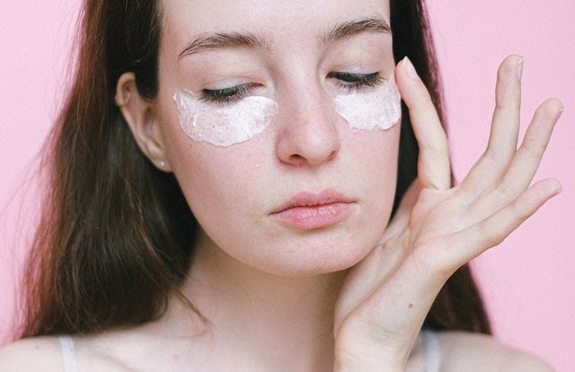 6 Best Home Remedies to Get Rid of Crows Feet and Laugh Lines Around