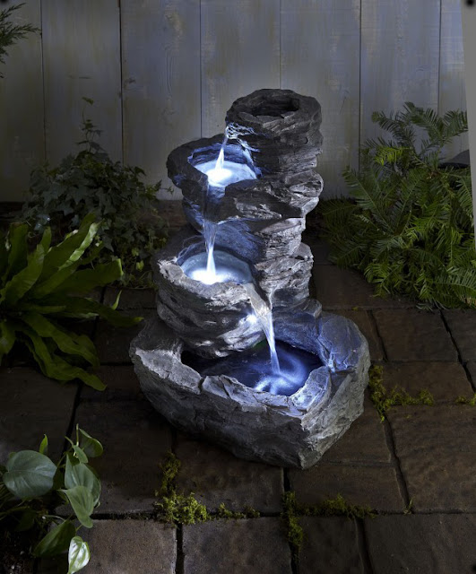 Садовый фонтан с подсветкой фото