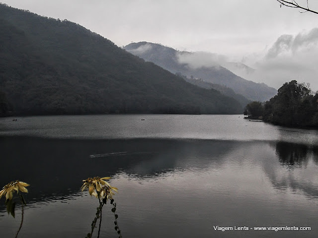 O espelho no Lago Phewa em Pokhara, com a cordilheira do Himalaia ao fundo