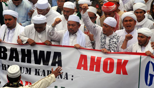 Ribuan Santri Ponpes Ini Ikuti Demo Tuntut Ahok Dengan Membawa Peralatan Bersih-bersih, Untuk Apa ya? Ribuan Santri Ponpes Ini Ikuti Demo Tuntut Ahok Dengan Membawa Peralatan Bersih-bersih, Untuk Apa ya?