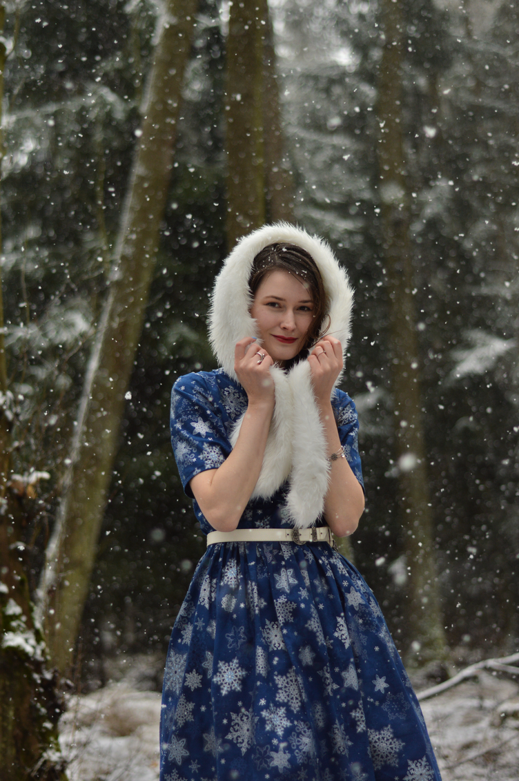 christmas winter dress, vintage style, snowfall photoshoot, georgiana quaint