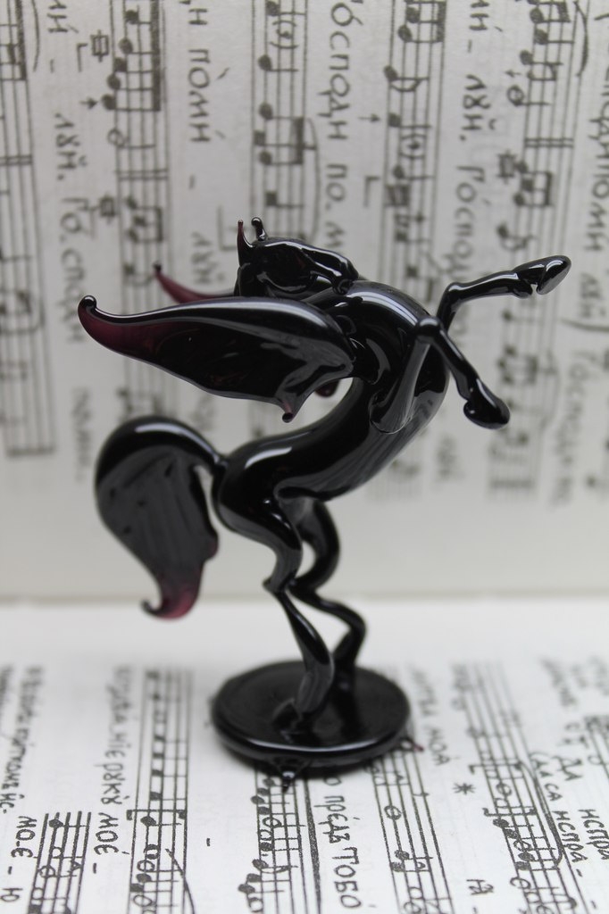 02-Black-Horse-Pegasus-Nikita-Drachuk-Glass-Symphony-with-Lampwork-Glass-Animals-www-designstack-co