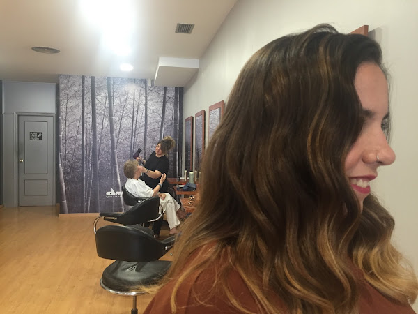 Unas mechas flamboyage con puntas claras y terminación con ondas