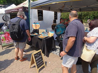 Hier geht es mehr esoterisch zu Brisbane City Botanic Gardens Marktstand