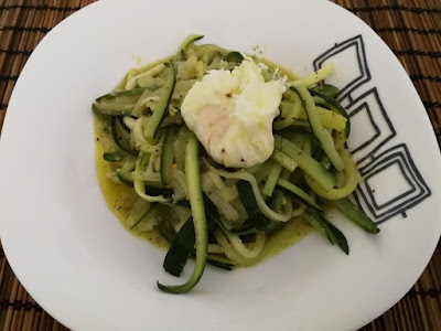 Espaguetis de calabacín con pesto y huevo pochado