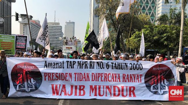 Ada yang aneh dalam Aksi Mujahid 212 di Jakarta, Sabtu (28/09/2019). Di 1 sisi mereka menggaungkan selamatkan NKRI. Tetapi disi lain mereka malah memperlihatkan hal yang bertentangan dengan NKRI itu sendiri.