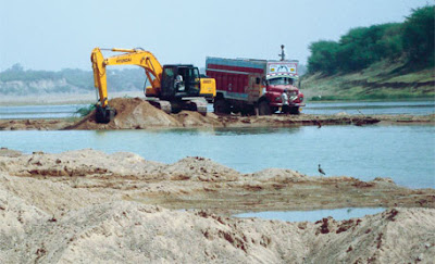 Police-raid-on-sand-dunes-Arrested-4-man-confiscated-jcb-and-tractor Police-raid-on-sand-dunes-Arrested-4-man-confiscated-jcb-and-tractor