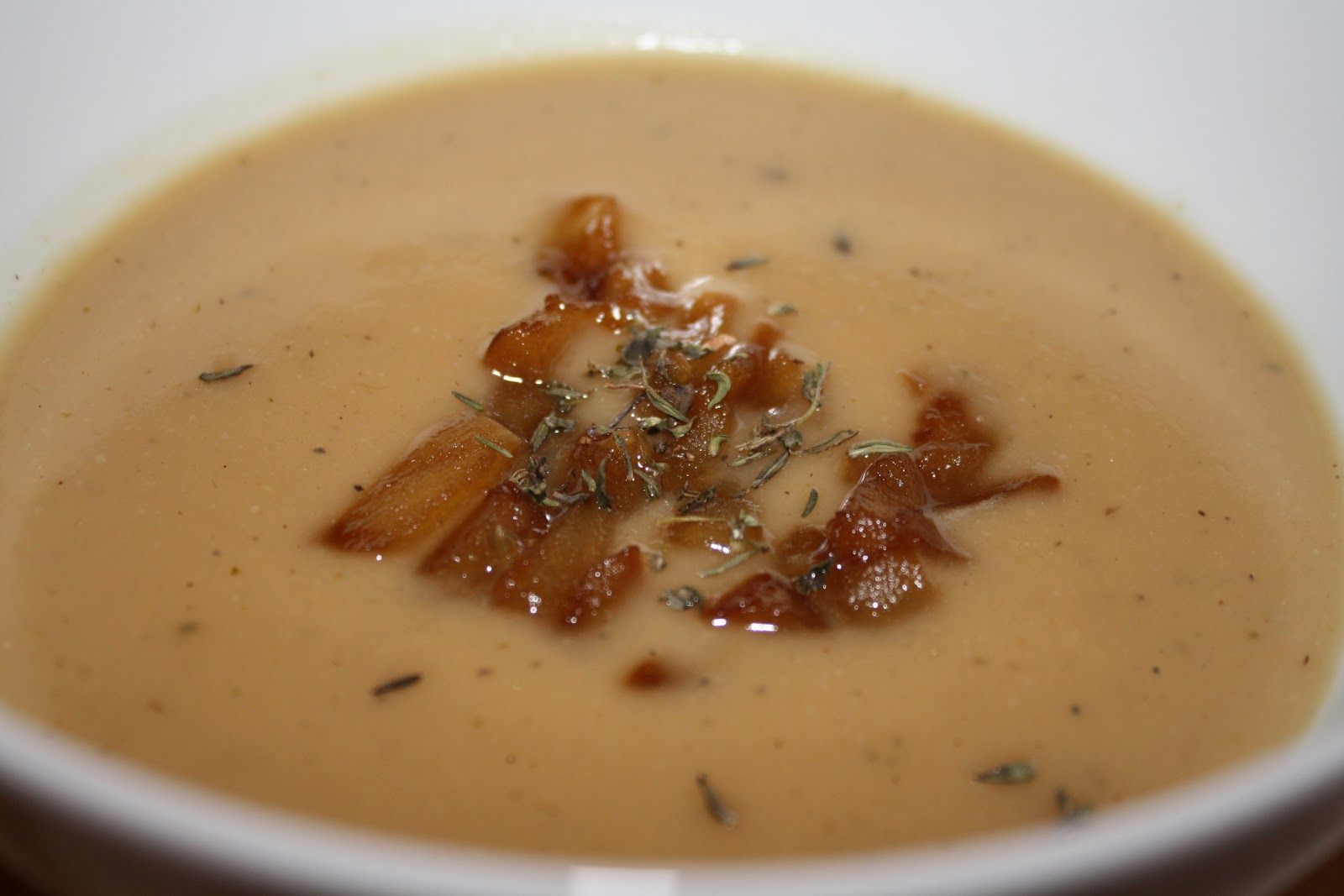 Schwarzwurzelcremesuppe mit Apfelconfit