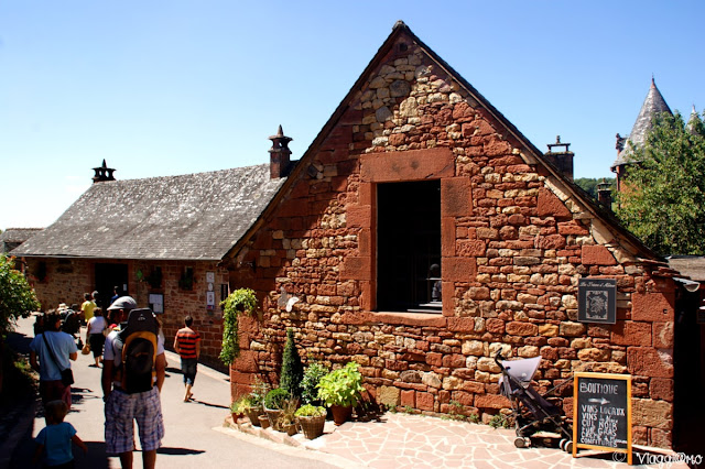 I rossi edifici del villaggio di Collonges la Rouge