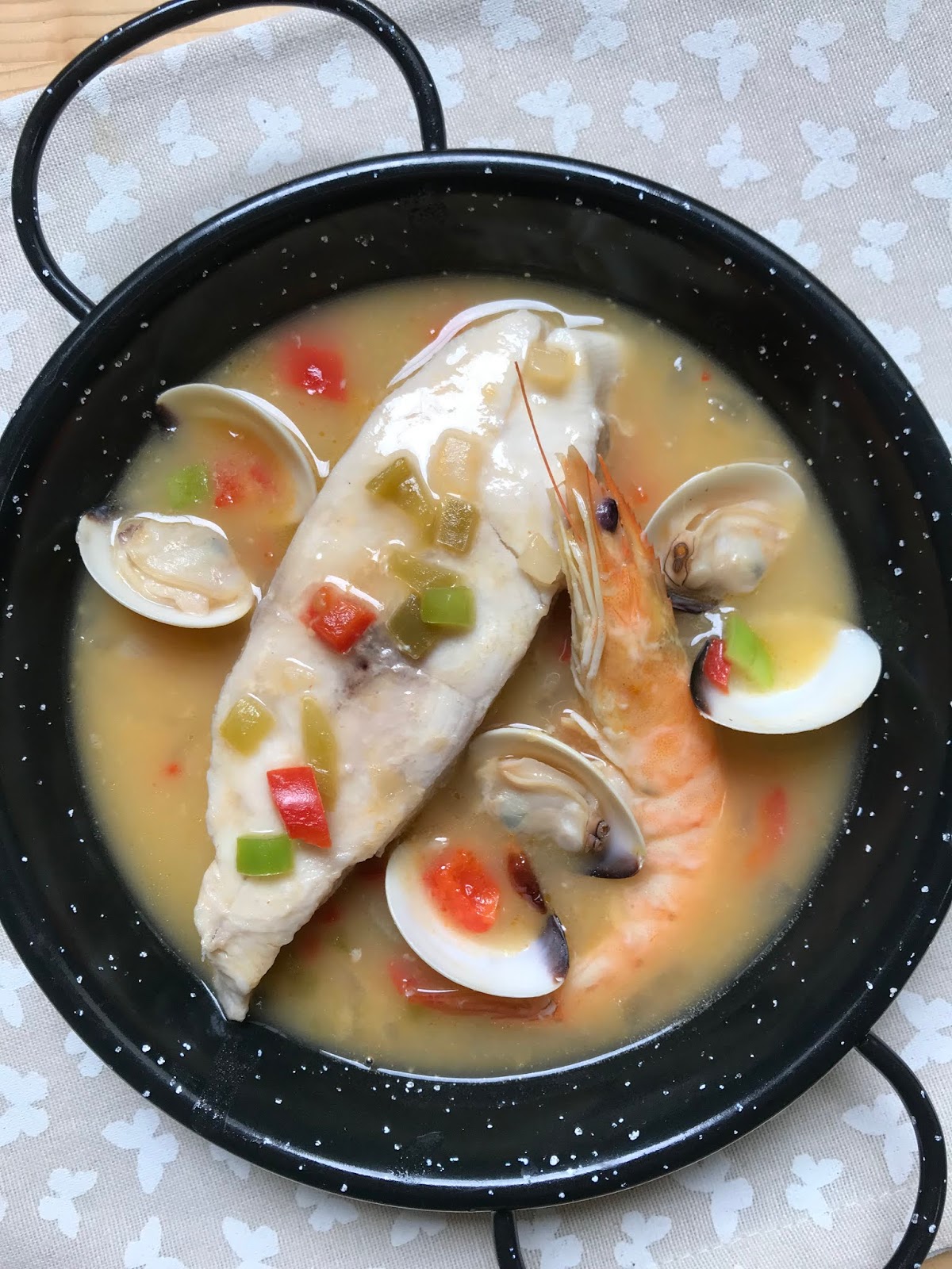 Zapatero (o palometa) en salsa con langostinos y almejas. CocinArte