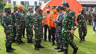 Di Mamuju, Panglima TNI Tinjau Korban di RSUD Sulbar dan Serahkan Bantuan Presiden Jokowi
