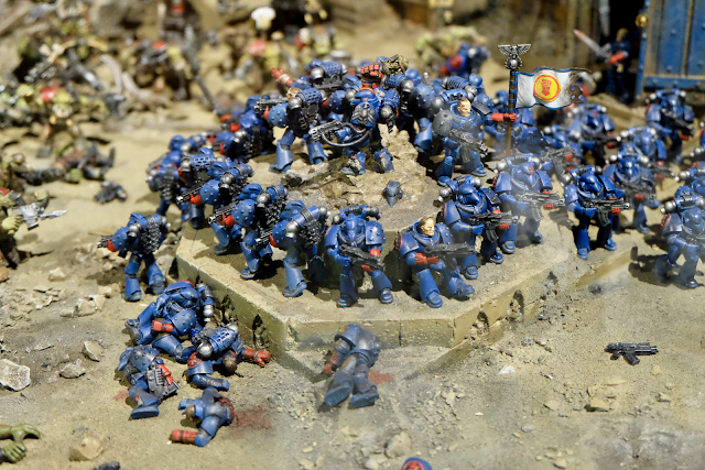 Facing down orks in a science fiction Rorke\'s Drift. Rynn\'s World diorama inspired by Warhammer 40,000 cover art