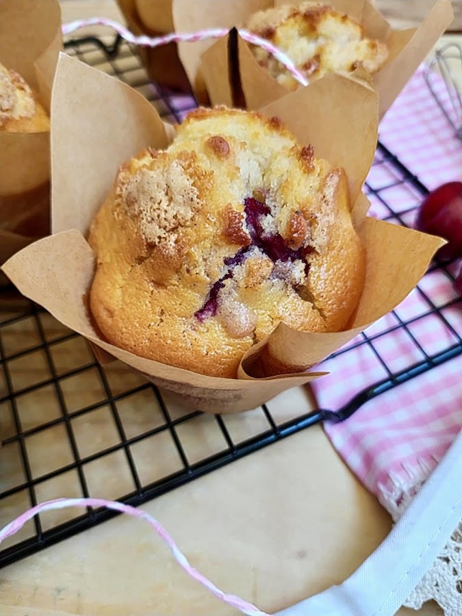 Muffins de cerezas. Cherry muffins. Desayuno, merienda, postre, fruta de temporada, receta fácil, esponjosos, jugosos, tiernos. Cuca