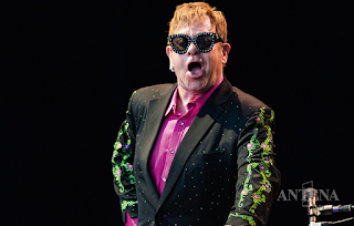 Elton John cancela próximos shows em 2021 por questões de saúde.