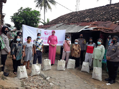 Peringati Hari Jadi Polwan ke-73, Polwan Polda Lampung Bagi Ratusan Paket Sembako