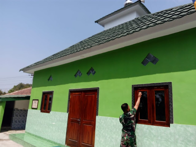 Kepedulian Babinsa Manisrenggo Membersihkan Masjid