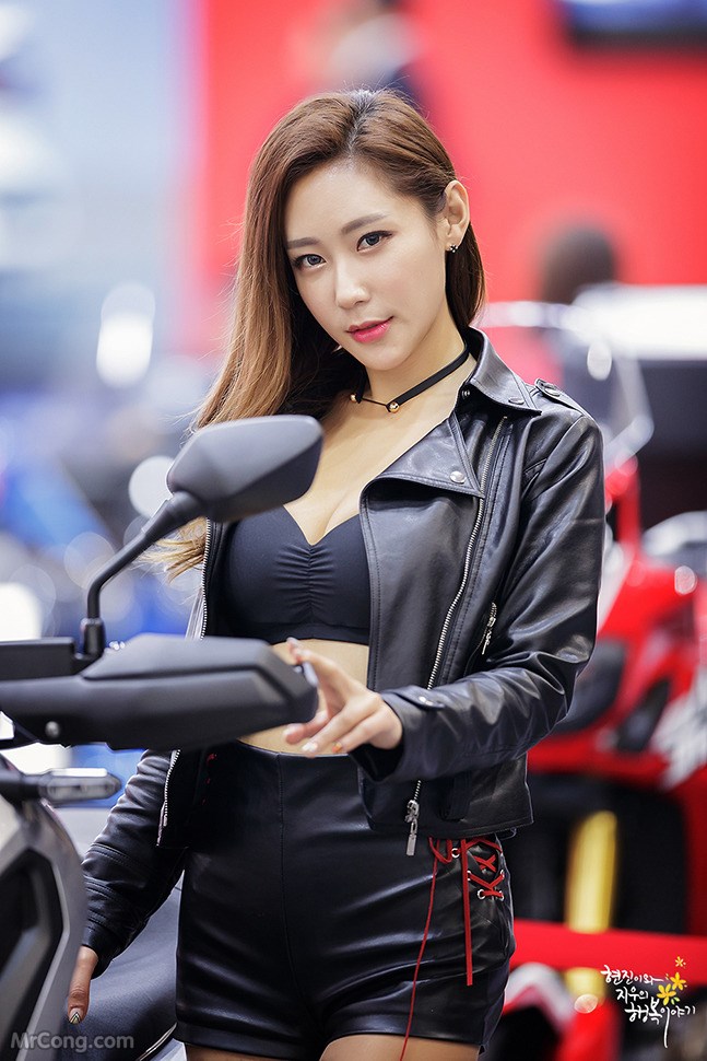 Kim Tae Hee&#39;s beauty at the Seoul Motor Show 2017 (230 photos) photo 3-7