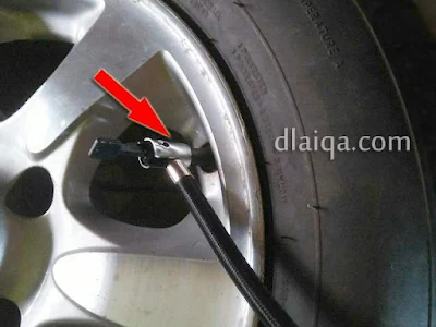 hubungkan nozzle ke pentil ban