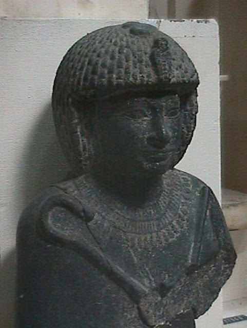 «Ливийский» парик «ибес». Фрагмент статуи Тутмоса IV. Гранит. 15 в. до н.э. Каир, Египетский музей.