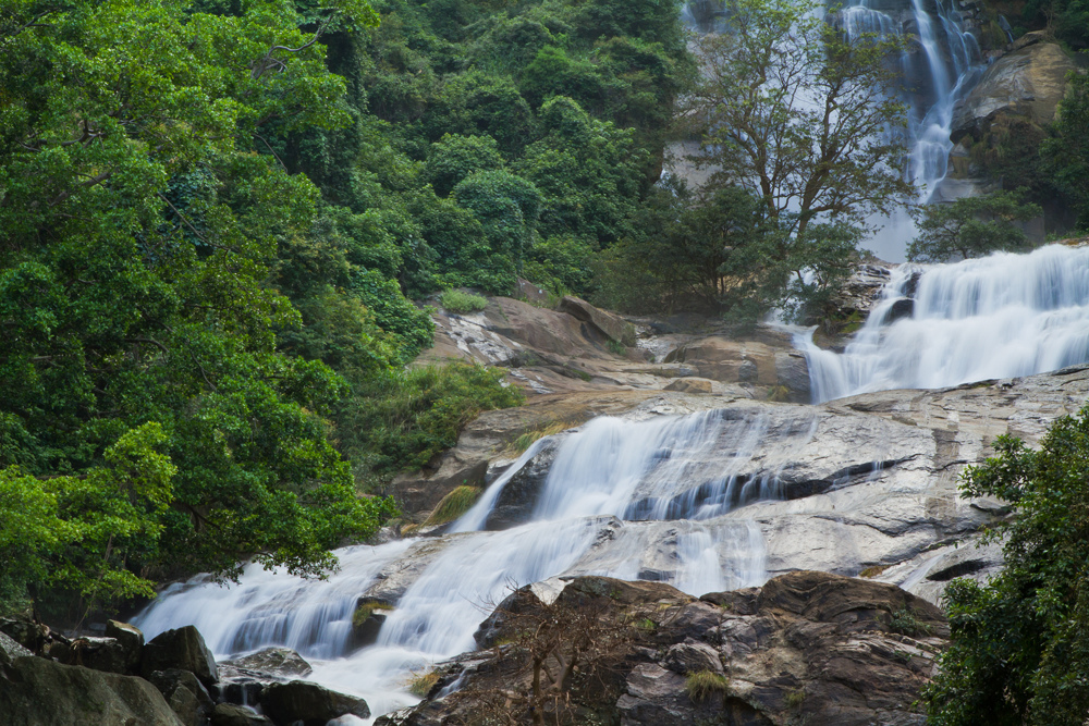 Равана шри ланка. Водопад Равана Шри Ланка. Ravana Falls Шри Ланка.