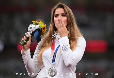 Maria Andrejic auctions her silver medal