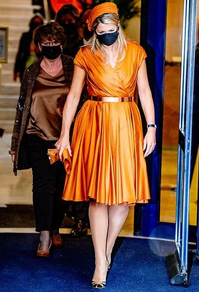 Queen Maxima wore a silk pleated dress by Mattijs van Bergen. Gold, orange pear-shaped mandarin the drop diamond citrine earrings