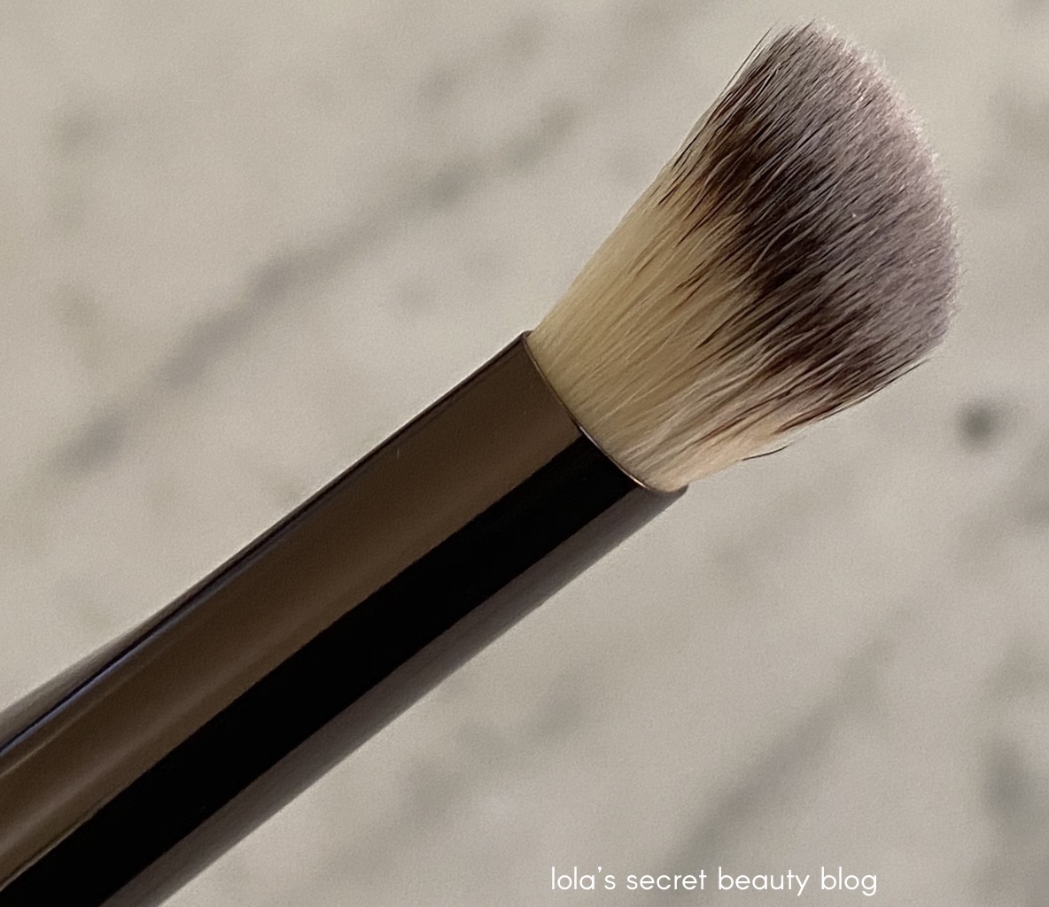 lola's secret beauty blog HOURGLASS Vanish Seamless Finish Concealer
