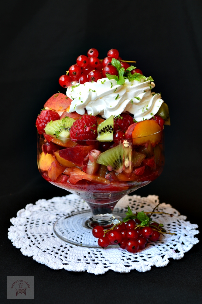 http://www.caietulcuretete.com/2015/07/salata-de-fructe.html
