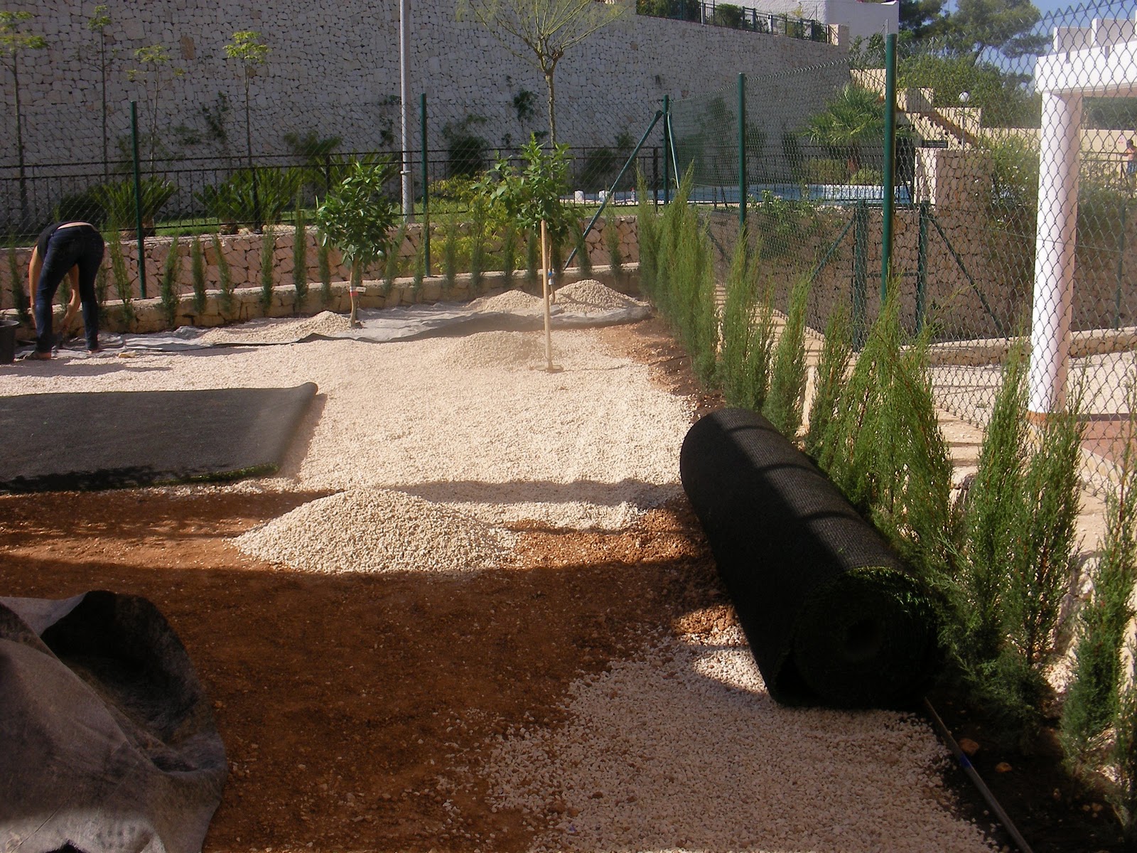 IDEAGARDEN: JARDIN CON CESPED ARTIFICIAL EN CALPESOL