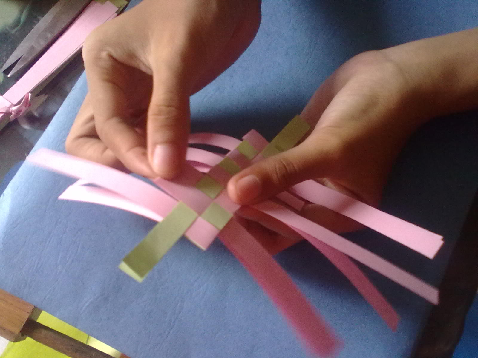 HIMAPTIKA Cara Membuat Hiasan Huruf  dari Anyaman  Kertas 
