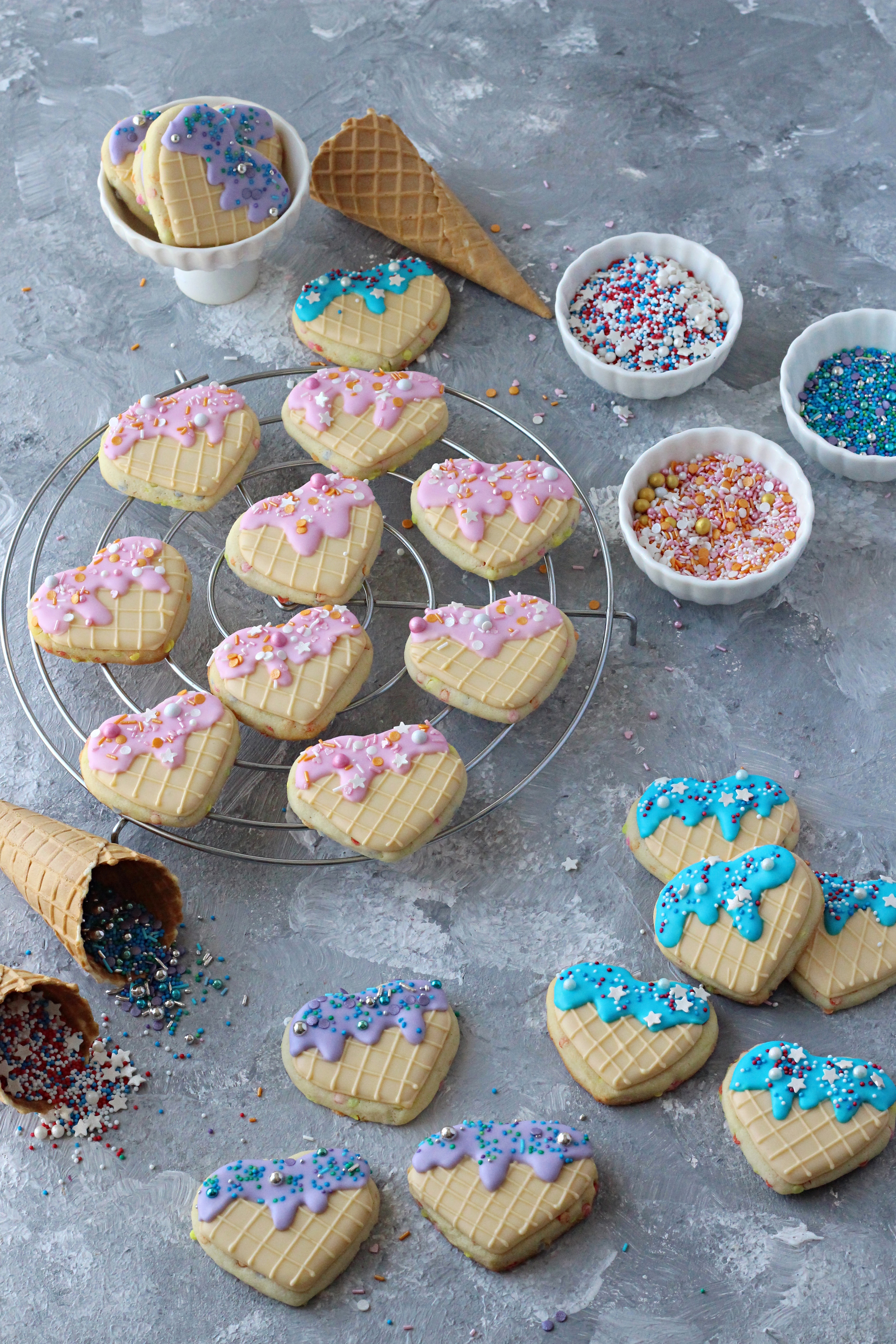 Funfetti cut out cookies in Herzform einfache Herzkekse mit Royal Icing als Eis dekoriert