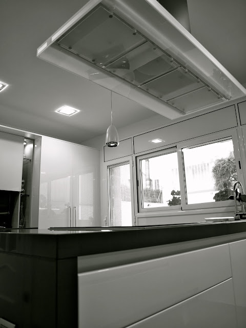 COCINA EN LACA ALTO BRILLO CON PENINSULA Y ZONA DE COLUMNAS