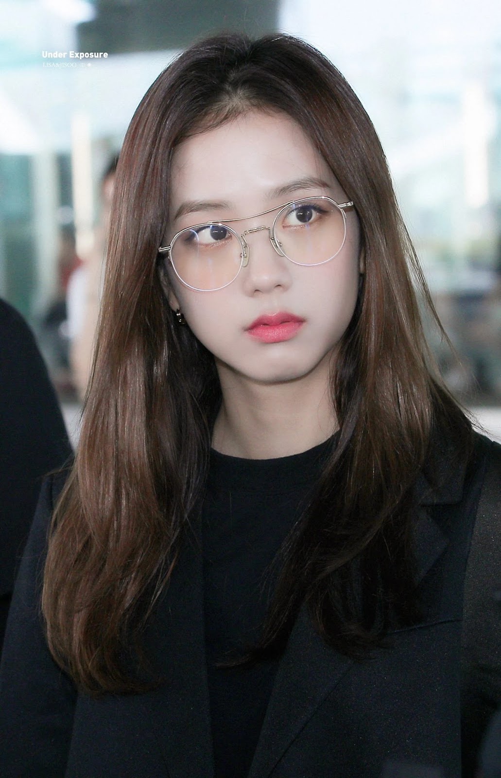 Gaya Jisoo BLACKPINK dengan Kacamata Di Bandara Incheon