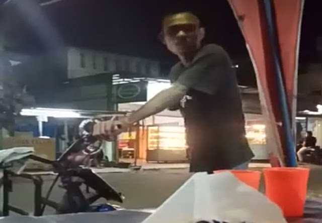 Viral, Kelakuan Preman Minta Setoran Pedagang Sate Pinggir Jalan, Hingga Halau Pembeli