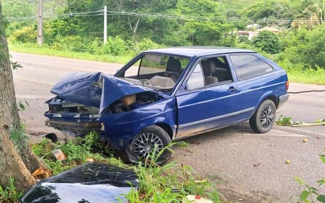 Carro colide em árvore às margens da BR-324, em Jacobina; SMTT sinaliza local