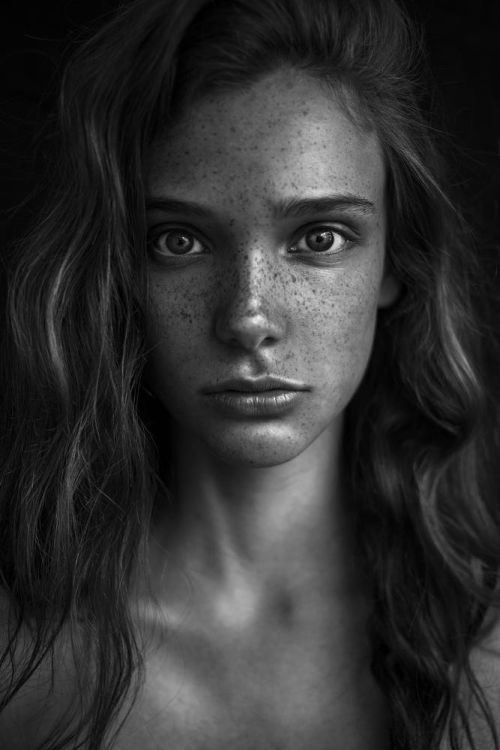 As belas modelos com sardas na fotografia de Agata Serge Agata Serge 500px arte fotografia fashion mulheres modelos sardas beleza preto e branco