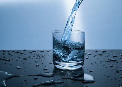 ¿ Beber dos litros de agua al día son realmente suficientes ? ¿ Beber dos litros de agua al día son realmente suficientes ?