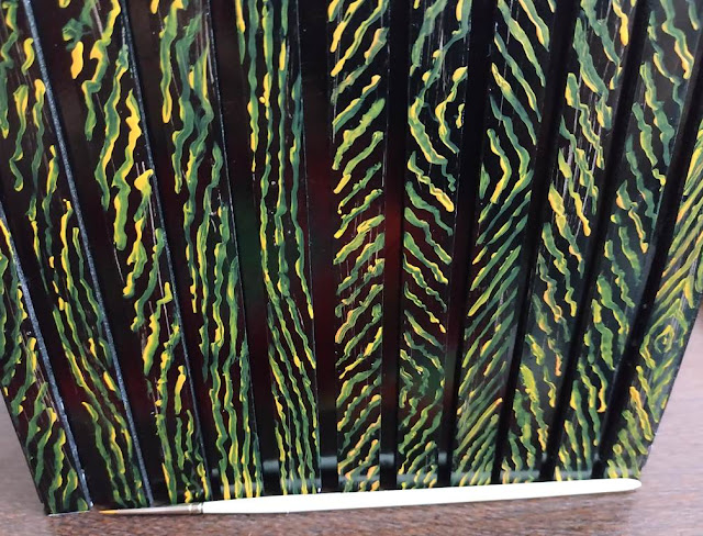 Нанесения узора на рейки (кисточка лежит внизу)