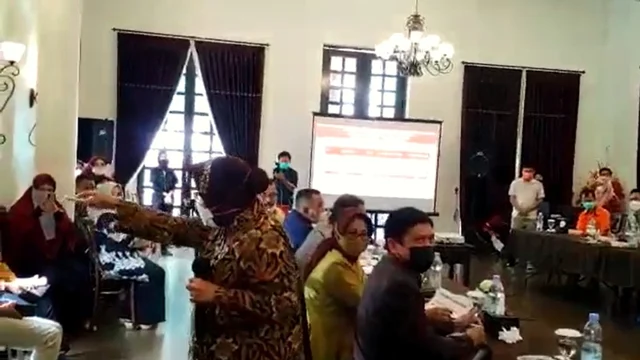 Ngeri! Risma Kembali Marah-marah di Gorontalo Gegara Data Tak Sinkron: Tak Tembak Kamu Ya!