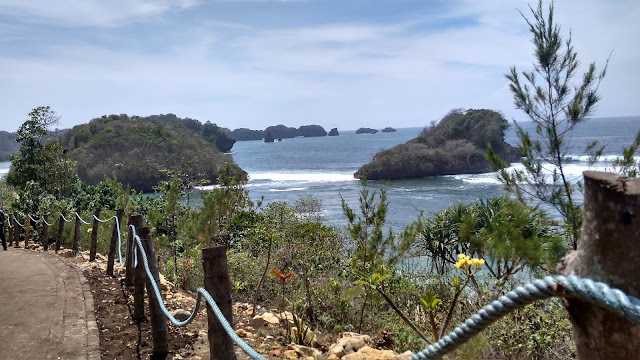 Pantai Teluk Asmoro