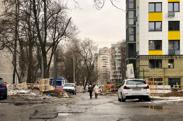 Малая Юшуньская улица, Одесская улица, дворы