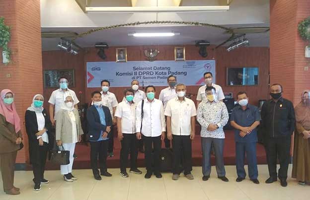 Komisi II DPRD Padang saat mengunjungi PT Semen Padang