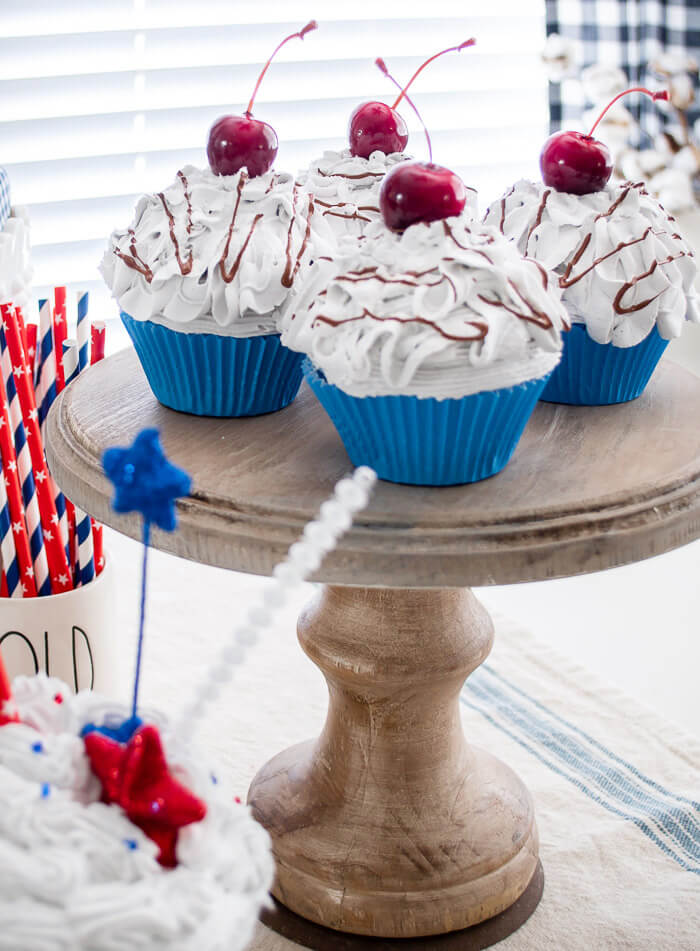 Ideas for Decorating a Patriotic Summer Tablescape - DIY Beautify - Creating Beauty at Home Ideas for Decorating a Patriotic Summer Tablescape - DIY Beautify - Creating Beauty at Home